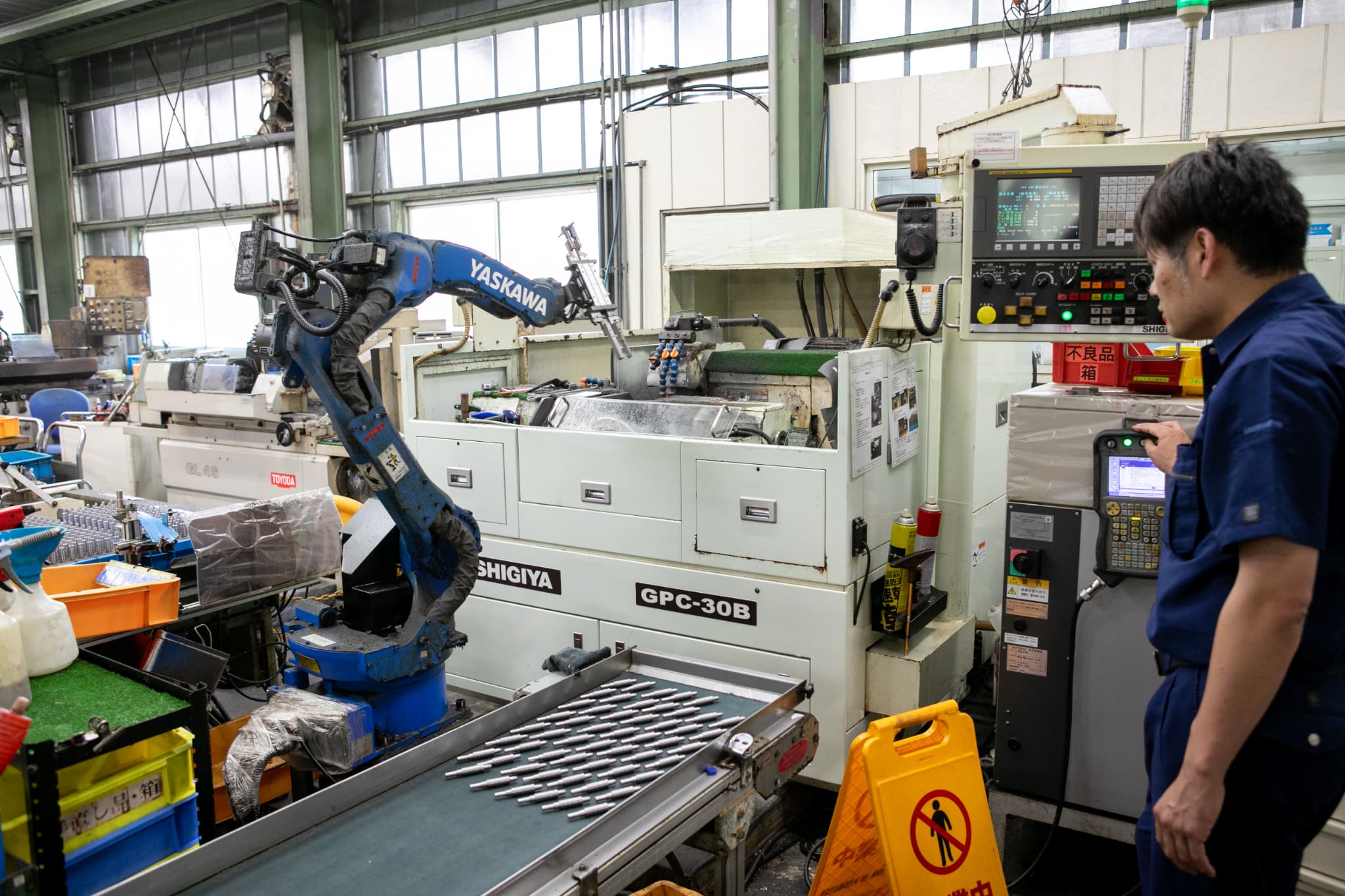 作業ロボットを検査する作業員