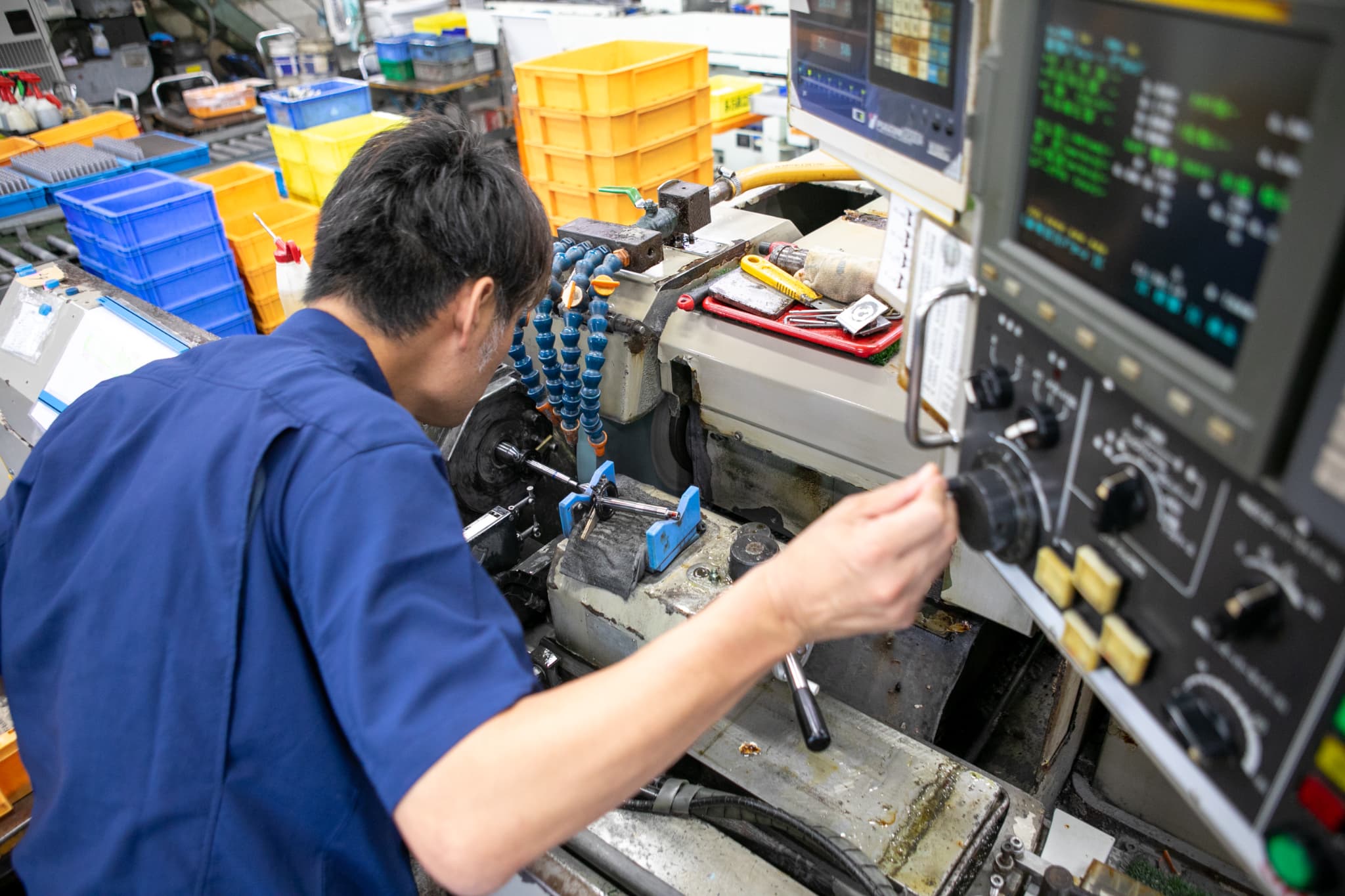 金属を回転式やすりで削る職人